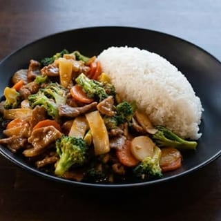 CHICKEN AND BROCCOLI BEEF